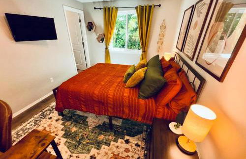 Colorful Comfort 3 Bedroom Home with Fenced yard - Foto 7