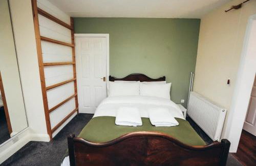 Huge 4 Bed Family Home in Derbyshire with Parking - Foto 16