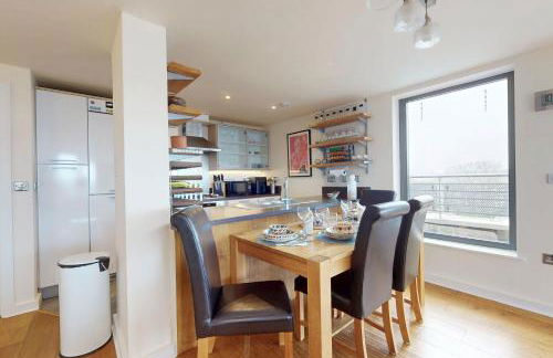 Penthouse Sanctuary with Wraparound Balcony - Pass the Keys - Foto 10