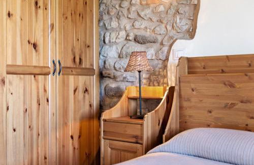 Tranquil Village Stay with Fireplace - Photo 24