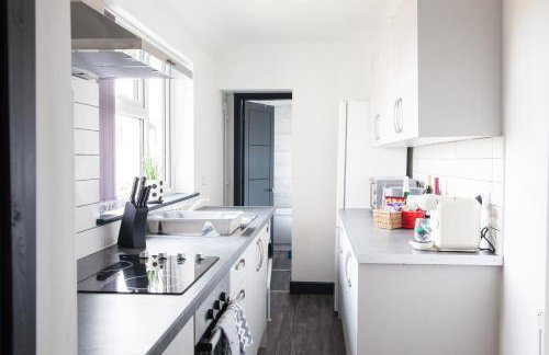 Stylish Home, hosted by ESONGRACE Stays, Stoke-on-Trent - Perfect for Families - Contractors - Holiday makers - Emergency Housing - Professionals, Relocators - Foto 24