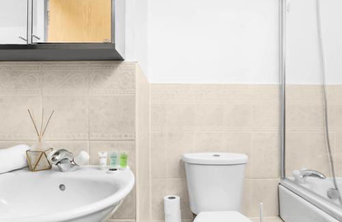 Three Bed House - Parking - Garden - Fast Wi-Fi 19LL - Foto 48