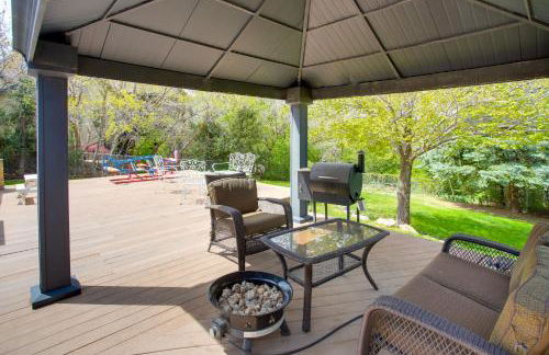 Hike, Golf, Ski and More Family Home in South Weber - Foto 28