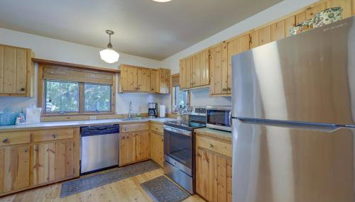 21 Mi to Slopes! Torch Lake Home with Private Beach - Foto 3