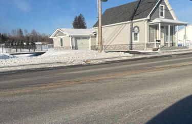 Prime Northern Maine Snowmobiling Retreat with Full Kitchen & Winter Trails Access - Foto 27