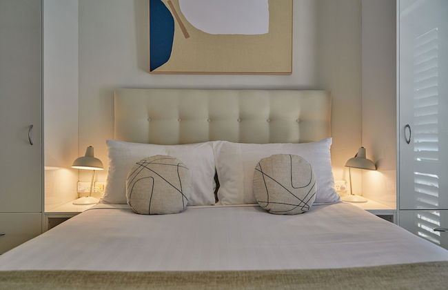 Julians Apartments - Photo 2