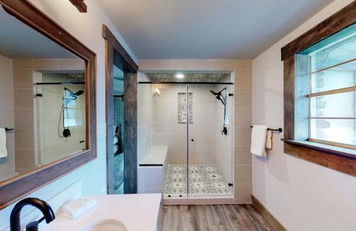 Mid-Century Modern Lake House with Private Waterfront Pool & Boat Dock - Photo 20