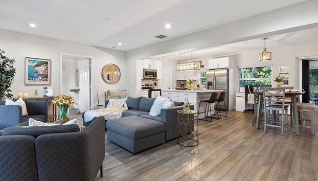 Hot Tub, Firepit, Deck | 10mins to Beach | Middle Terrace Cottage by AvantStay - Foto 5, Interior