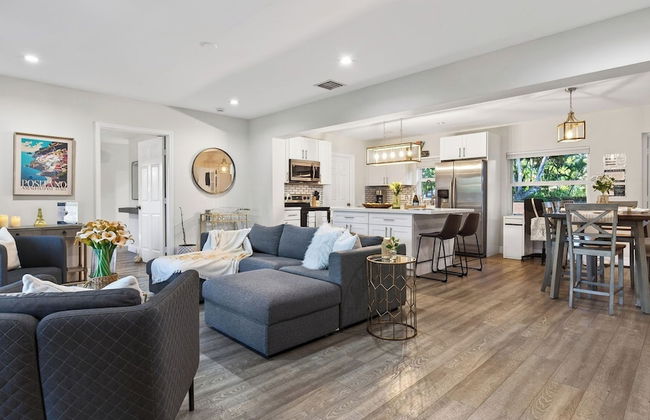 Hot Tub, Firepit, Deck | 10mins to Beach | Middle Terrace Cottage by AvantStay - Foto 5