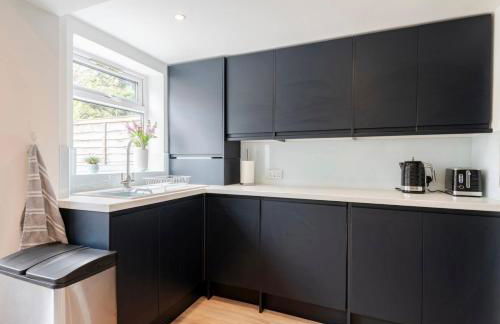 Modern 2 Bed House in Rainham, Kent - Central Location - Foto 28