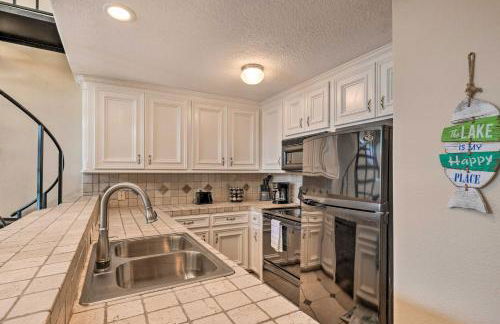 Idyllic Montgomery Condo with Pool and Lake View! - Foto 8