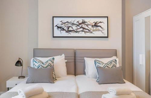 Earthy Elegance Stylish 4BR for Urban Escapes - Foto 25