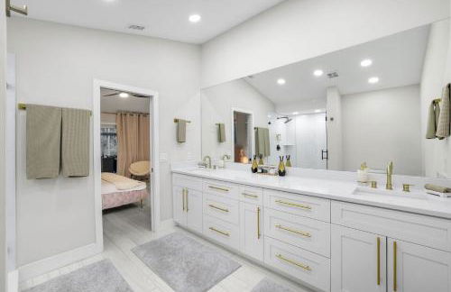 Lux Fam Private Resort Pool Spa, 2 Private Pickleball Courts, Basketball, Ping Pong Table, Mini Golf, Close To Beach & Dining Home Sleeps 8 - Photo 19