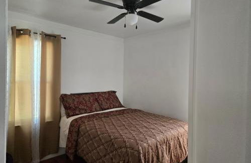 Chic City Charming Bungalow with all the Amentities Great Family Getaway! - Foto 15