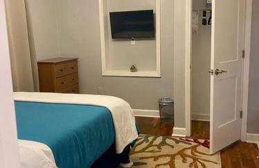 Charming Farmhouse Retreat near Downtown & University Modern Amenities, Fireplace & Porch! - Foto 27