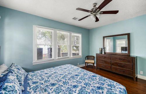 Port Side at M Historic Lost Bayou Retreat Walk to Beach Sleeps 6 - Foto 18