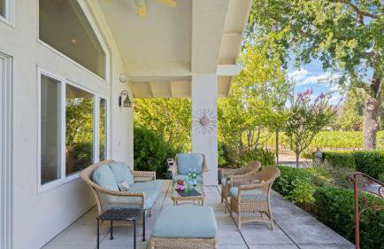 Vineyard Estate w Pool Spa Bocce Ball Mins to Wineries Park Lawndale Manor by AvantStay - Foto 32