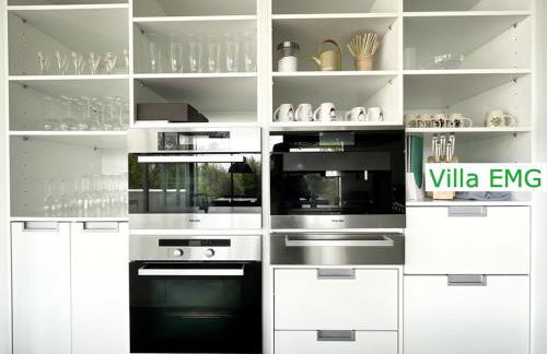 Luxus Design Ferienhaus Villa EMG Bensheim nah Frankfurt, Heidelberg mit Sauna, Schwimmteich, Garten für Familien und Gruppen bis 17 Personen - Foto 16