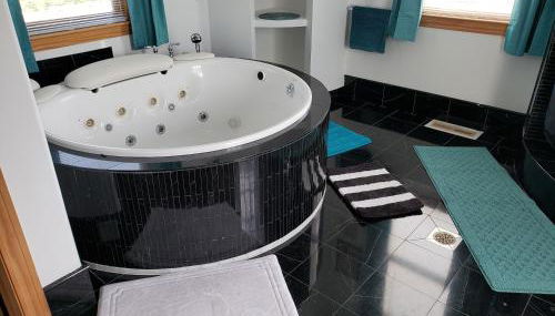 The Starlight Tower Hot Tub Suite with 8-Jet Massage Shower and Amazing Views - Foto 3