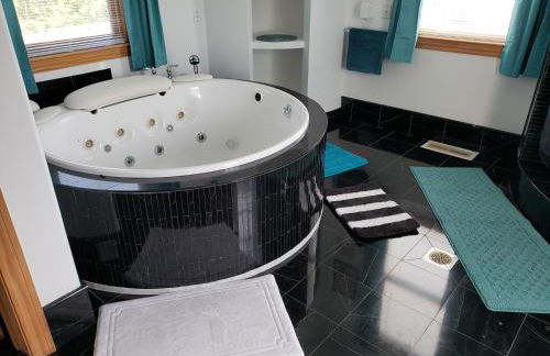 The Starlight Tower Hot Tub Suite with 8-Jet Massage Shower and Amazing Views - Foto 3