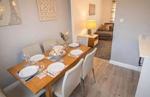 3 Bedroom House - Parking - Wifi - Fully Refurbished Throughout - New Kitchen & Bathroom - Foto 9
