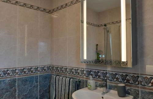 The Beach Hut with Lazy spa - Foto 23