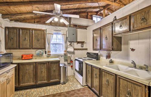 Lakefront 1930s Log Cabin with Dock and Fire Pit! - Foto 7