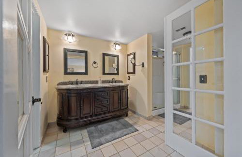 Entire Private Home with 4 Bedrooms, Pool, Hot Tub, King Bed, Garage, Available Now - Foto 55