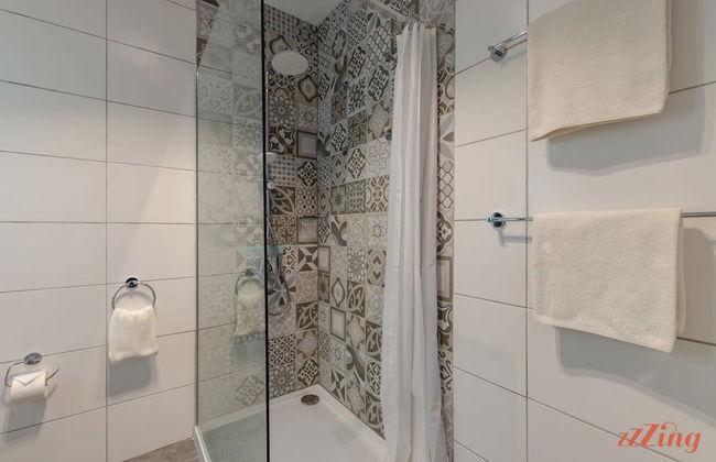 2 Bed Apartment w Distant Sea and Country Views - Foto 14