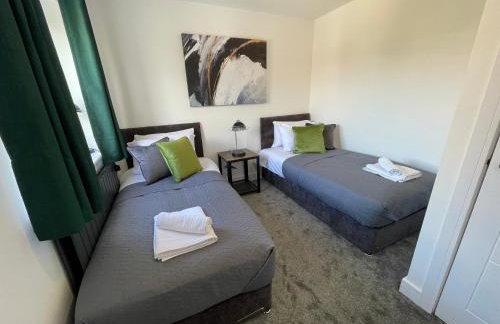 Brand New High Spec House with Parking & Wi-Fi By Home Away From Home - B - Foto 18