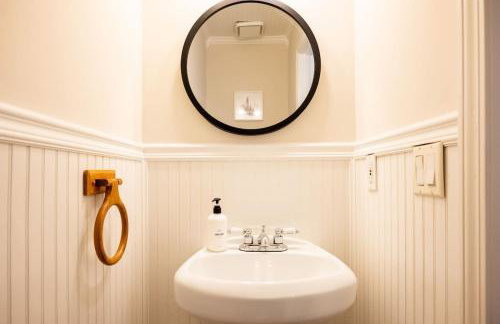 4BR Cozy Family Retreat Near Mall of GA, Near Lake Lanier - Sleeps 10 - Foto 52