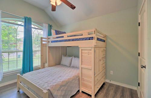 Unwind Fireside! Harker Family Retreat with Yard - Foto 22