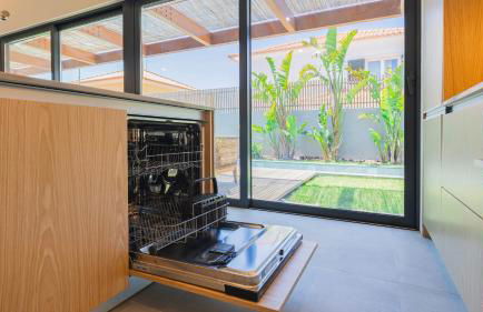 Stunning Beach House with Pool by LovelyStay - Foto 27