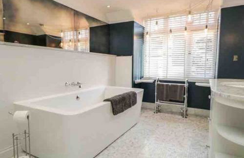 Bank Chambers in Bowness with Hot Tub and Lake Access - Photo 23