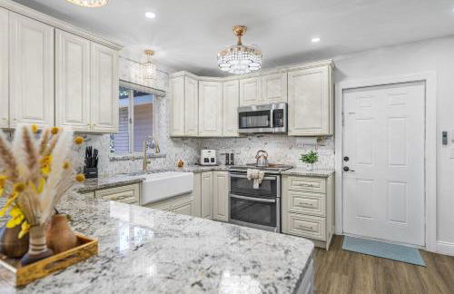 Stunning Gem Home w Heated Salt Pool & Game Room - Foto 23