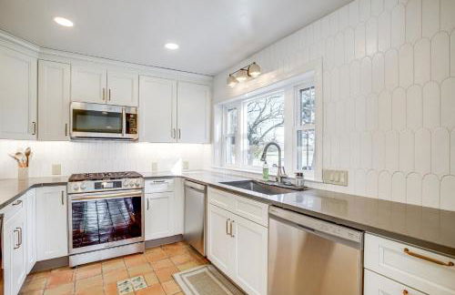 Riverfront Gem with Fire Pit in Eden - Foto 9