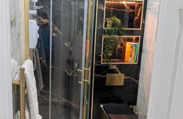 Luxury Santorini Boutique Suite with a Mediterranean Soul - 15m to Heathrow Windsor Ascot Legoland with Free Parking - Foto 3