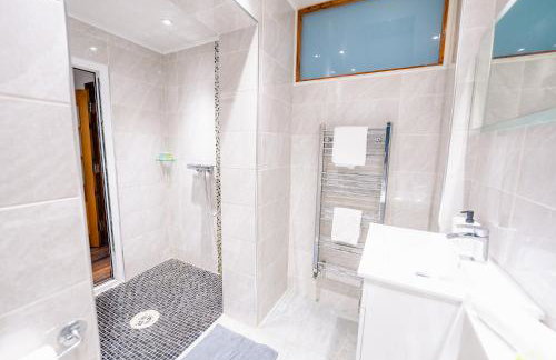 4BR 2Bath Home -Hot Tub, Free Parking & Games Room - Foto 48