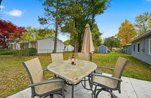 New Lakefront Getaway Private Hot Tub Min to DMC - Foto 12