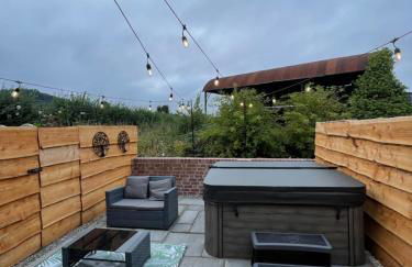 Bramble Cottage - Cosy 2 Bed With Deluxe HOT TUB & Log Burner - Photo 3