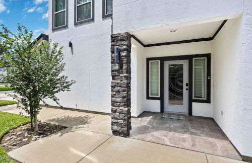 Resort vibe with Pool and Hot tub Downtown skyline views - Photo 46