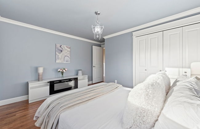 Renton Lakeside Oasis, Lakeview, 4B 2.5B, Spacious - Photo 4