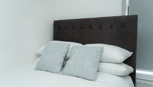 4 Bed Failsworth Home - 3 Bathrooms - Free Parking - Ideal For Contractors & Families - FREE 1 HR EARLY CHECK-IN OR 1 HR LATE CHECK-OUT FOR 2 NIGHT STAY BOOKINGS UNTIL THE END OF MAY - Foto 3