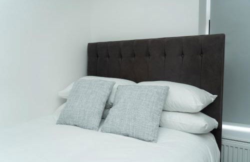 4 Bed Failsworth Home - 3 Bathrooms - Free Parking - Ideal For Contractors & Families - FREE 1 HR EARLY CHECK-IN OR 1 HR LATE CHECK-OUT FOR 2 NIGHT STAY BOOKINGS UNTIL THE END OF MAY - Foto 3