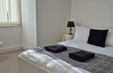 Beautiful 5-Bedroom home with Free Parking - Foto 6