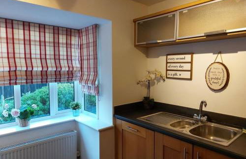 Spacious 4 Bed house with parking and garden at Reading - Photo 13