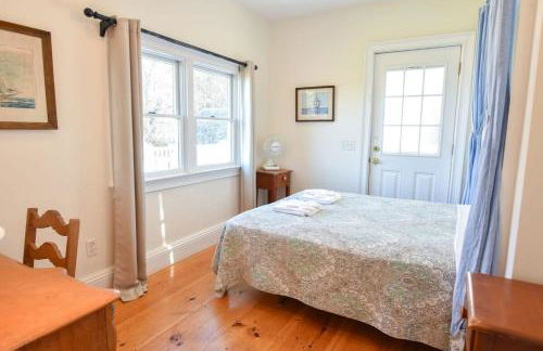 Waterfront Fun at this Huge Family Estate - Foto 15