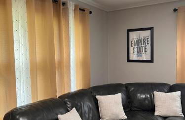 Cozy Stay Near DT with Deck and Yard - Foto 29