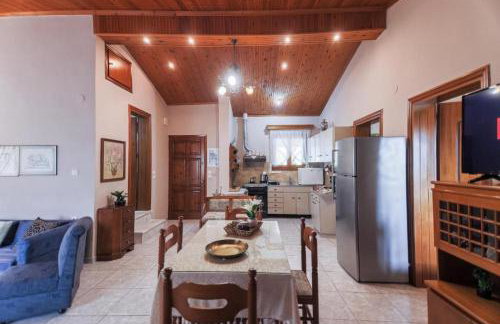 Red Roses-Traditional House - Photo 30