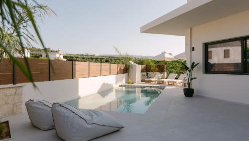 Emerald Harmony Villa with Private Pool & Jacuzzi - Photo 2, sunbed